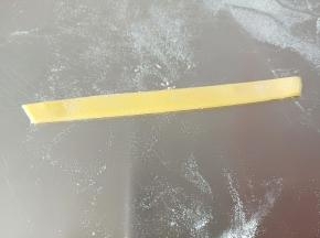 黄色面团擀薄片，切长条