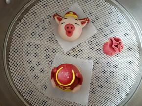 放入蒸屉，锅中加温水进行发酵，发酵至1.5倍大，手指轻按慢慢回弹就可以开火蒸了，水开后计时，蒸10分钟后关火闷3分钟左右