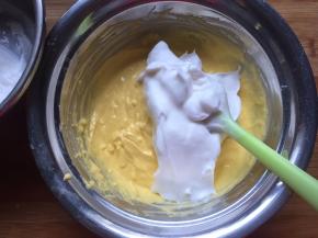 分一半蛋白到蛋黄糊中翻拌均匀