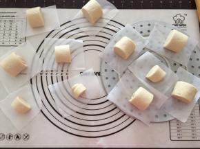 放在油纸上，盖上保鲜膜，室温静置20分钟（有蒸笼就全部放入蒸笼静置）