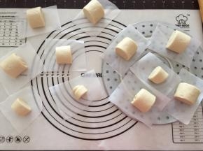 放在油纸上，盖上保鲜膜，室温静置20分钟（有蒸笼就全部放入蒸笼静置）