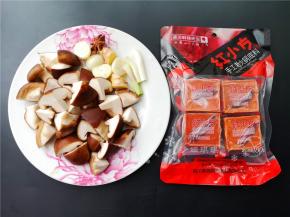 将各种配菜切成如图所示。取一块红小方火锅料拆袋备用。