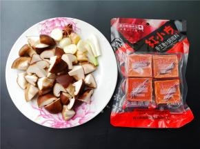 将各种配菜切成如图所示。取一块红小方火锅料拆袋备用。