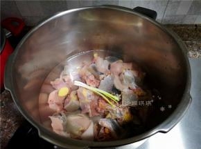 鸡肉洗净放入高压锅上汽压15分钟后捞出沥干水份。(因为土鸡肉不容易煮软)