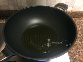 热锅倒油烧至6成热。