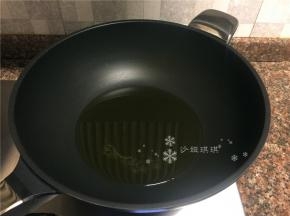 热锅倒油烧至6成热。