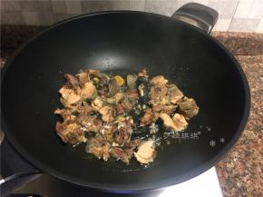 放入鸡肉煸干水份。