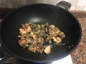 放入鸡肉煸干水份。
