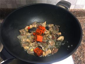 放入火锅料炒至完全化开，小火慢炒。