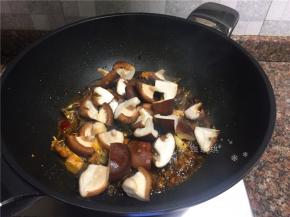 放入香菇翻炒2分钟。