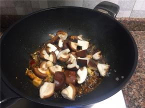 放入香菇翻炒2分钟。