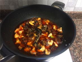 倒入适量清水大火煮开转小火煮至汤汁浓稠即可。(清水量以没过菜为宜)