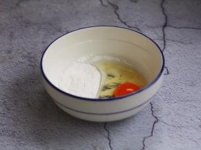 调脆炸糊，把鸡蛋、淀粉放在较大的容器里。