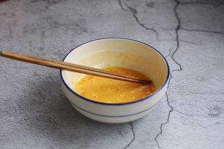 再放入1勺的食用油搅拌均匀备用。 加入油能起到融合丝滑，增加口感的作用。