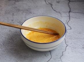 再放入1勺的食用油搅拌均匀备用。 加入油能起到融合丝滑，增加口感的作用。