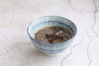 在肉清汤里加入姜汁，绍兴花雕酒，醋，盐，白糖，搅拌均匀备用。