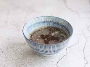 在肉清汤里加入姜汁，绍兴花雕酒，醋，盐，白糖，搅拌均匀备用。
