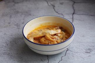 放入步骤3准备好的鱼条，轻轻搅拌均匀。