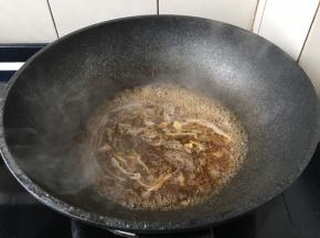 烹入步骤7的碗汁，小火煮开。