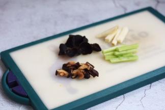 泡发木耳撕成小朵，泡发冬菇切成片，黄瓜冬笋切成长条备用。