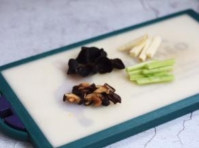 泡发木耳撕成小朵，泡发冬菇切成片，黄瓜冬笋切成长条备用。