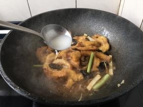 颠勺翻炒均匀的同时以湿淀粉勾芡。