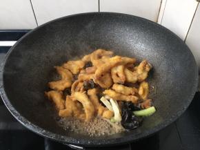 倒入鱼条，冬菇、冬笋、木耳、黄瓜。