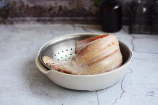 将鱼皮撕去，鱼鳞刮去，去除内脏，清洗干净，沥干水分备用。