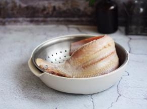 将鱼皮撕去，鱼鳞刮去，去除内脏，清洗干净，沥干水分备用。
