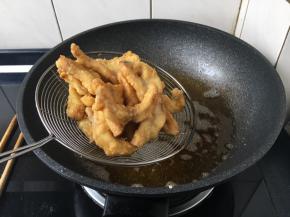 炸成金黄色，捞出沥油。