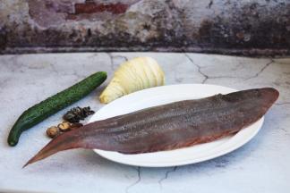 准备食材：比目鱼、泡发木耳、泡发香菇、黄瓜、冬笋、肉清汤、调料。