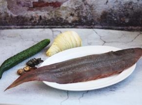 准备食材：比目鱼、泡发木耳、泡发香菇、黄瓜、冬笋、肉清汤、调料。