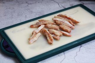 将鱼切成长条，用绍兴花雕酒、姜汁、盐，腌制10分钟备用。