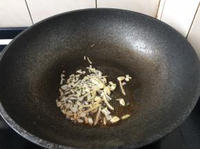 原锅留有少许余油，回火，小火爆香葱丝、姜丝、蒜片。