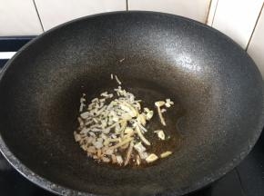 原锅留有少许余油，回火，小火爆香葱丝、姜丝、蒜片。