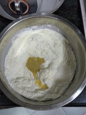 全部主材料放入盆子