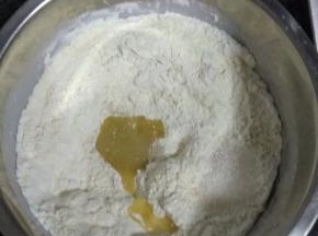全部主材料放入盆子