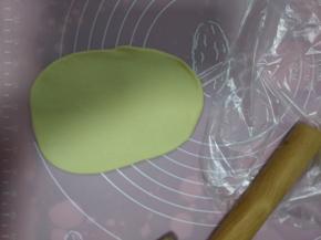 用擀面杖擀成大椭圆形