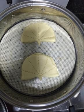 放上锅中温水发酵2倍大，蒸15分钟焖2分钟