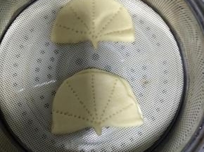 放上锅中温水发酵2倍大，蒸15分钟焖2分钟
