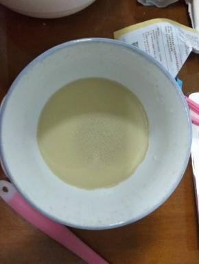 配方奶加入酵母静置5分钟
