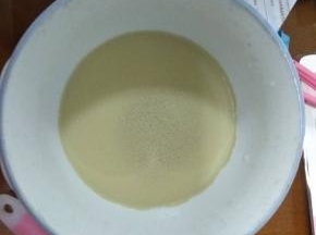 配方奶加入酵母静置5分钟
