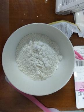 把低筋面粉和白糖倒入盆中