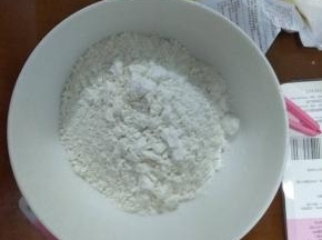 把低筋面粉和白糖倒入盆中
