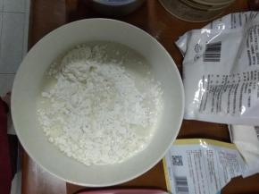 加入酵母和配方奶的混合液，搅拌均匀