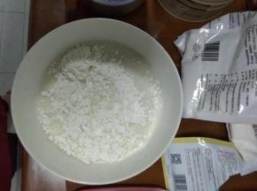 加入酵母和配方奶的混合液，搅拌均匀