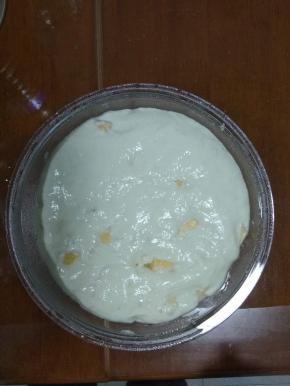 倒入模具中，放入锅中温水发酵至2倍大