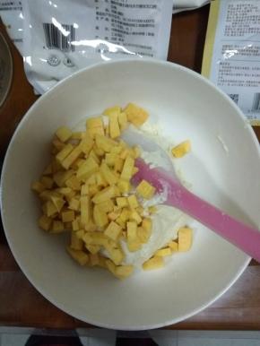 红薯丁留出一小半，剩下的倒入搅拌好的面糊中