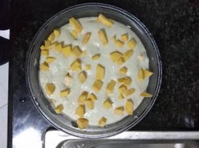 发酵好后，撒上红薯丁，上锅蒸30分钟