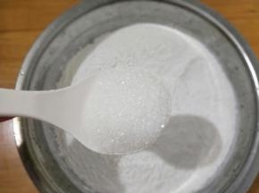 糯米粉倒入盆里，然后加入适量白糖。